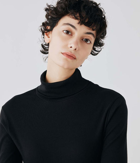 長袖タートルネック