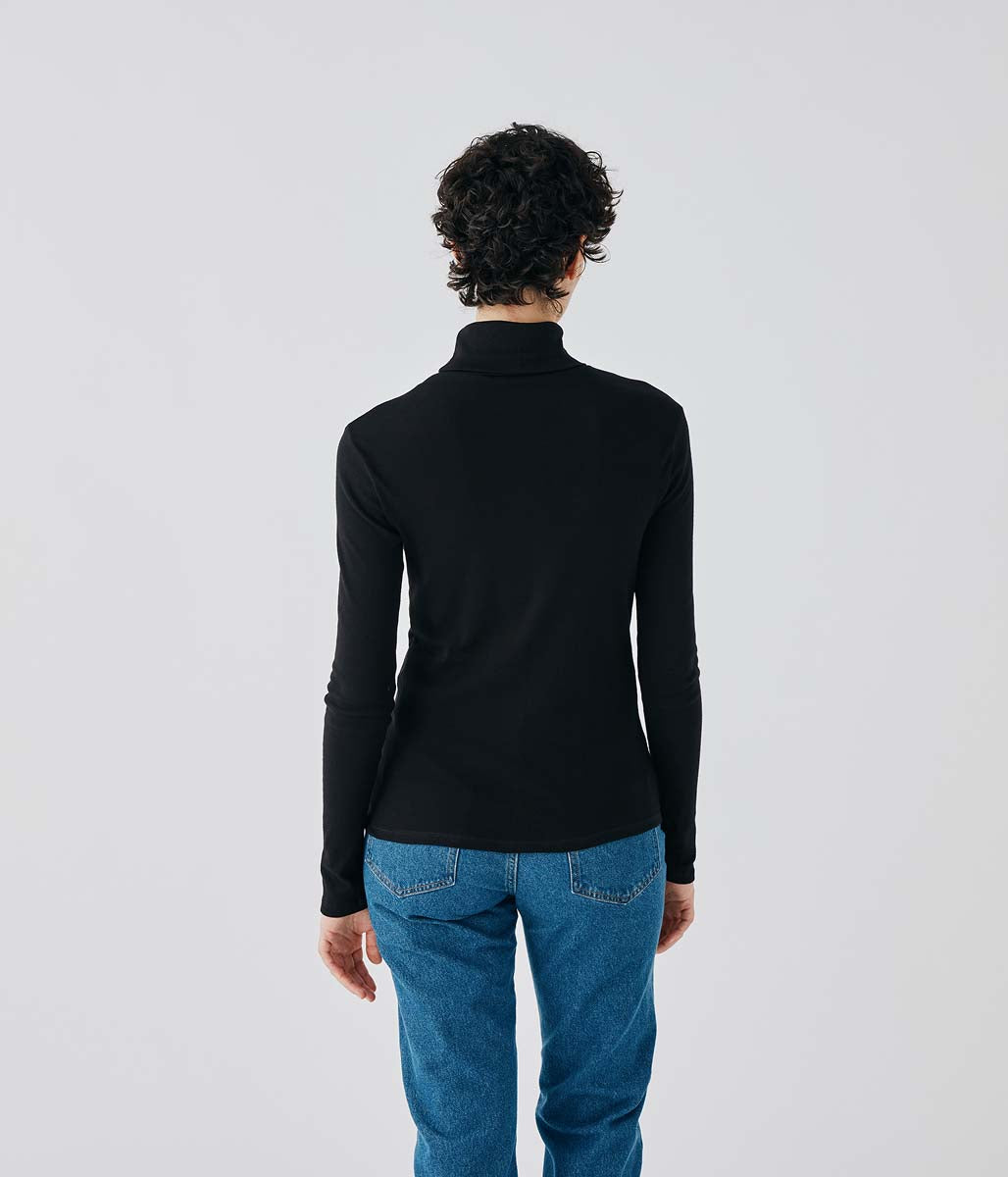 長袖タートルネック