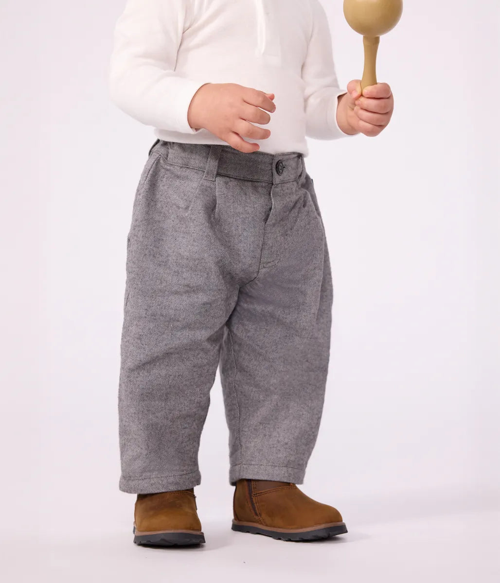タック入りパンツ